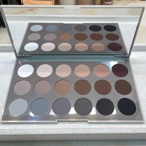 Morphe ~ ‘18CT MATTE ESSENTIALS’ Artistry Eyeshadow Palette ~ Full Size ~ NIB - Picture 8 of 16